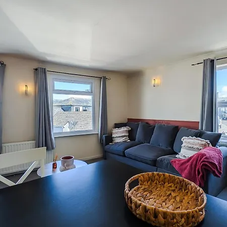 Apartamento Apartment- Stunning Sea Views- 100m To Beach- Sleeps 6 *