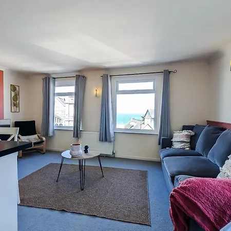 Apartment- Stunning Sea Views- 100m To Beach- Sleeps 6 Apartment