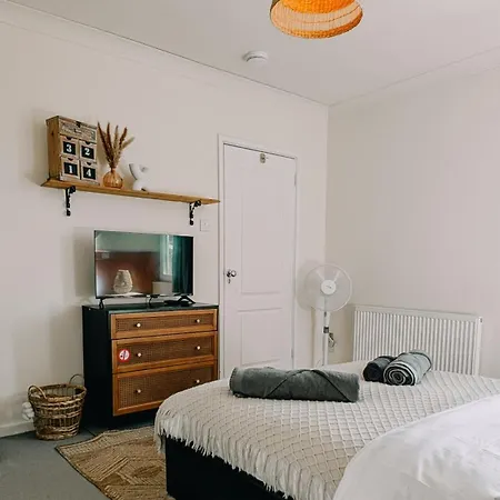 Apartment- Stunning Sea Views- 100m To Beach- Sleeps 6 Apartment *