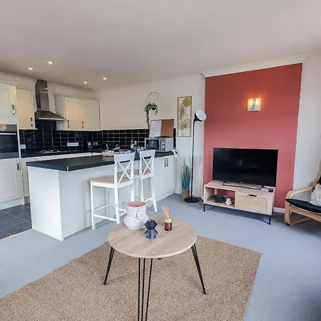 Apartment- Stunning Sea Views- 100m To Beach- Sleeps 6