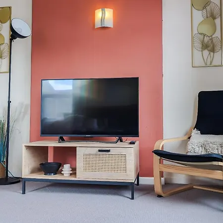 Apartment- Stunning Sea Views- 100m To Beach- Sleeps 6 Apartment