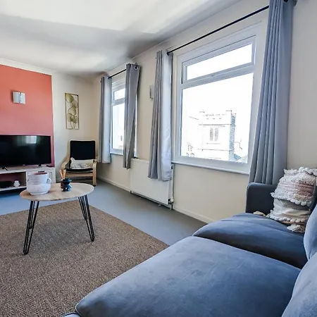 Apartment- Stunning Sea Views- 100m To Beach- Sleeps 6 Apartment *